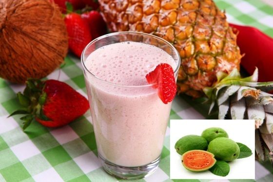 Suco refrescante de frutas e água de coco geladinho